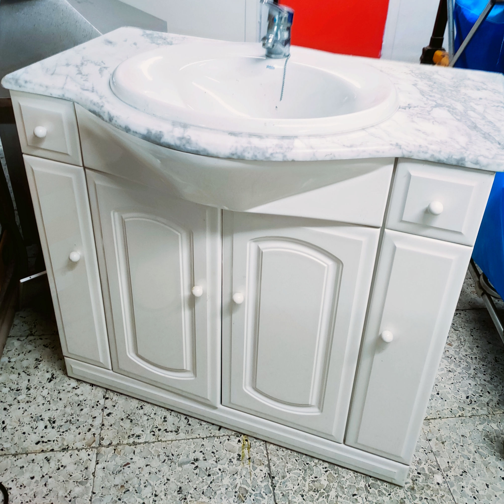 Mueble lavabo con grifo.  83 x 93 x 56 cm