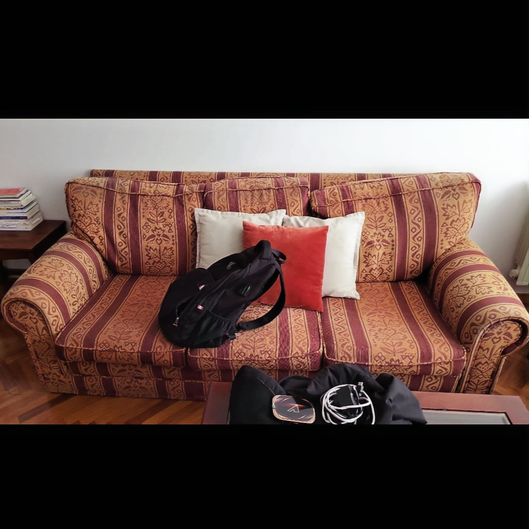 Sofá tres plazas  85 x 210 x 80 cm