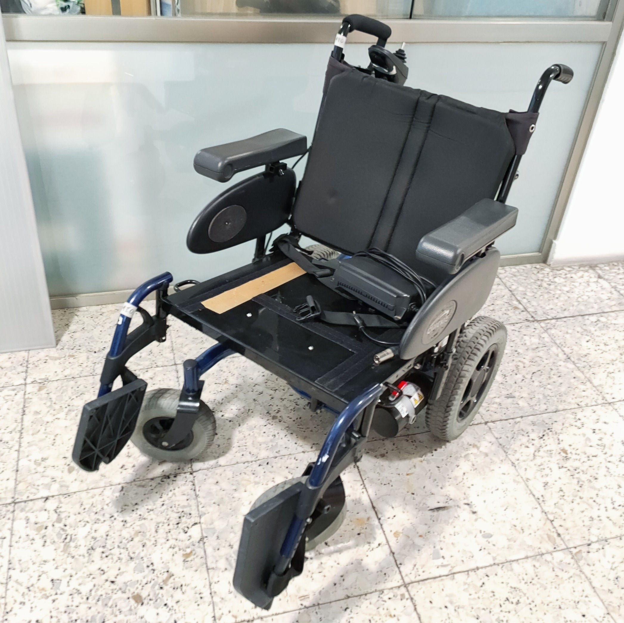 Silla de ruedas eléctrica con mando para el cuidador