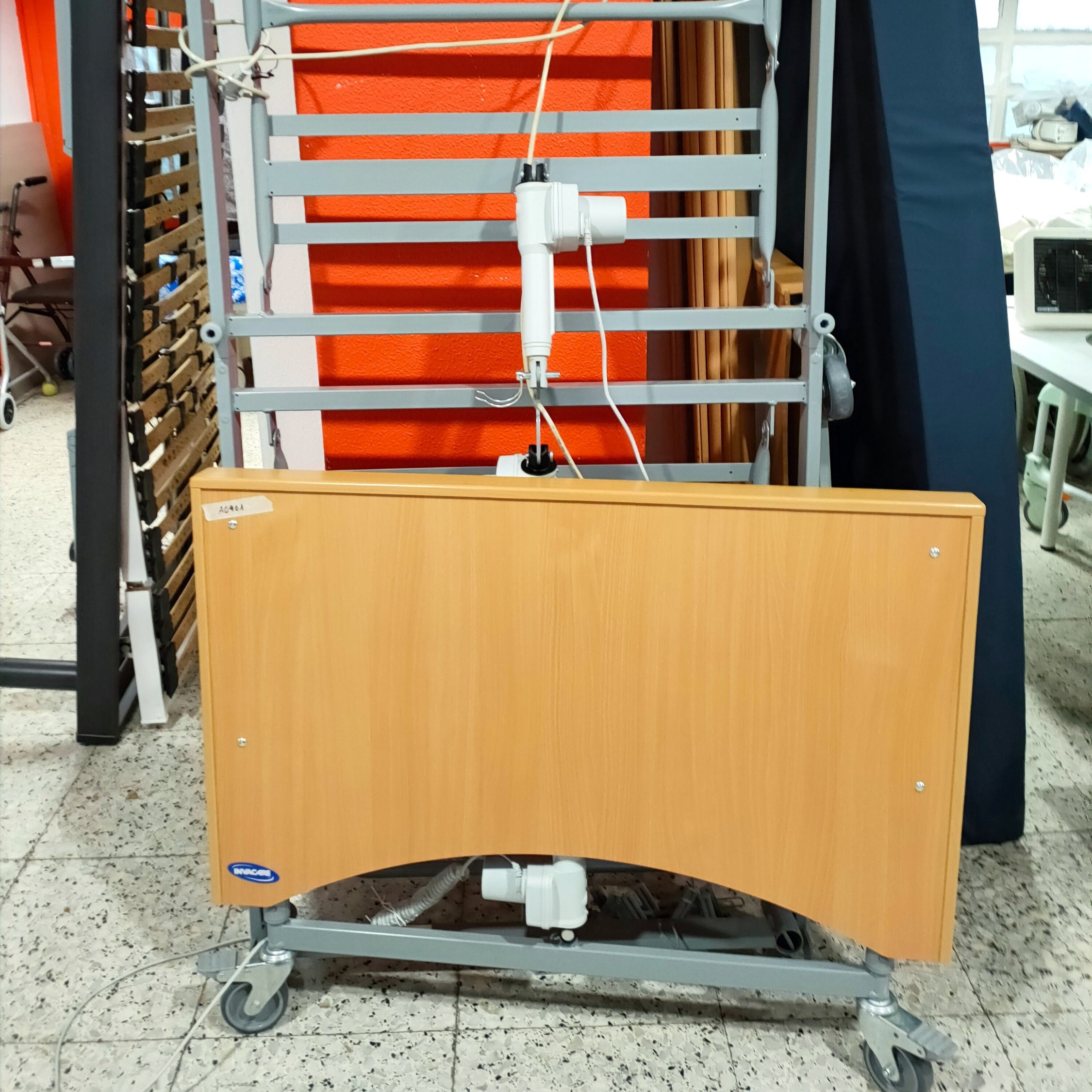 Cama Invocare Articulada, elevable colchón visco.  80x190