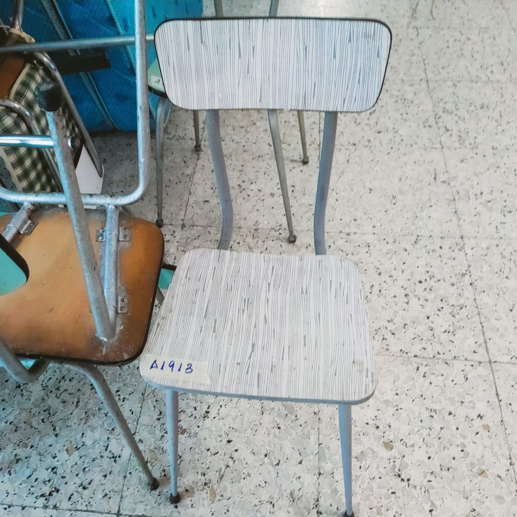 Silla blanca cocina formica
