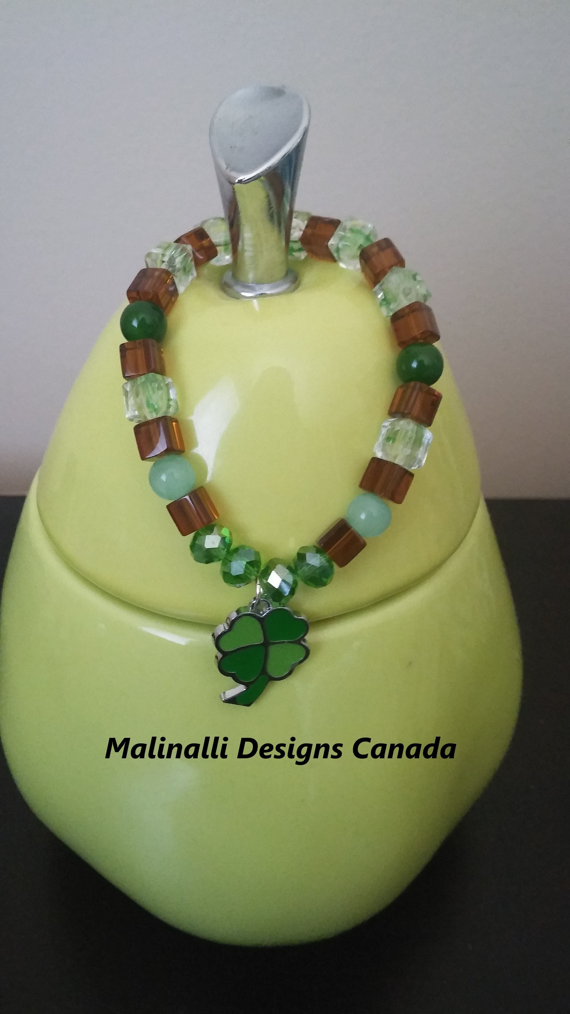 062.-Lucky charm bracelet with 4 cloves leaves.