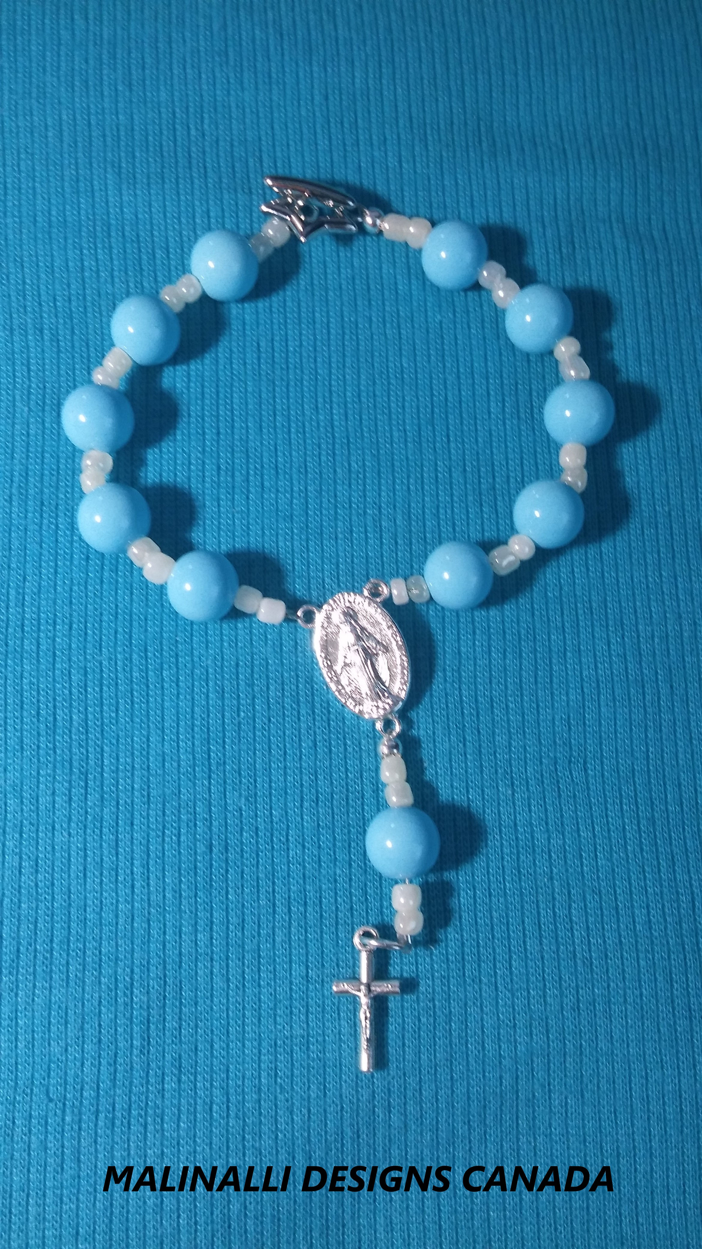 007.- Baby blue and white pearls and silver cross rosary bracelet