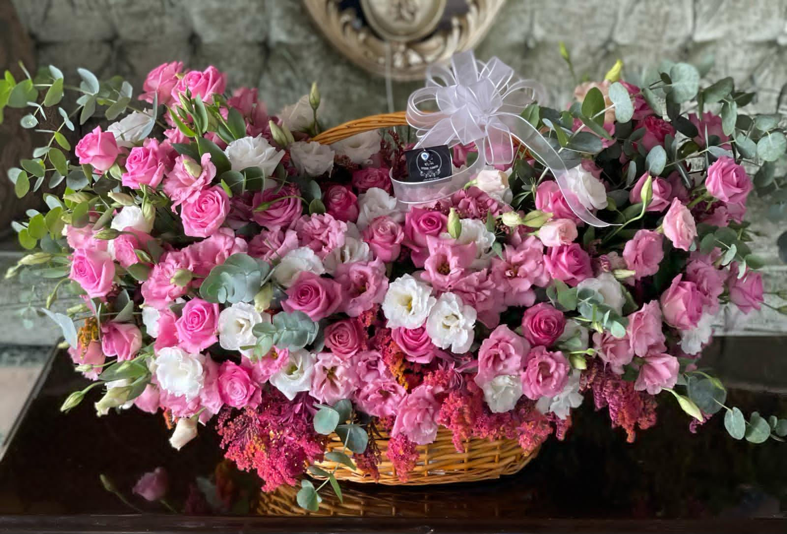 Нежная любовь, розовые и белые розы в корзине