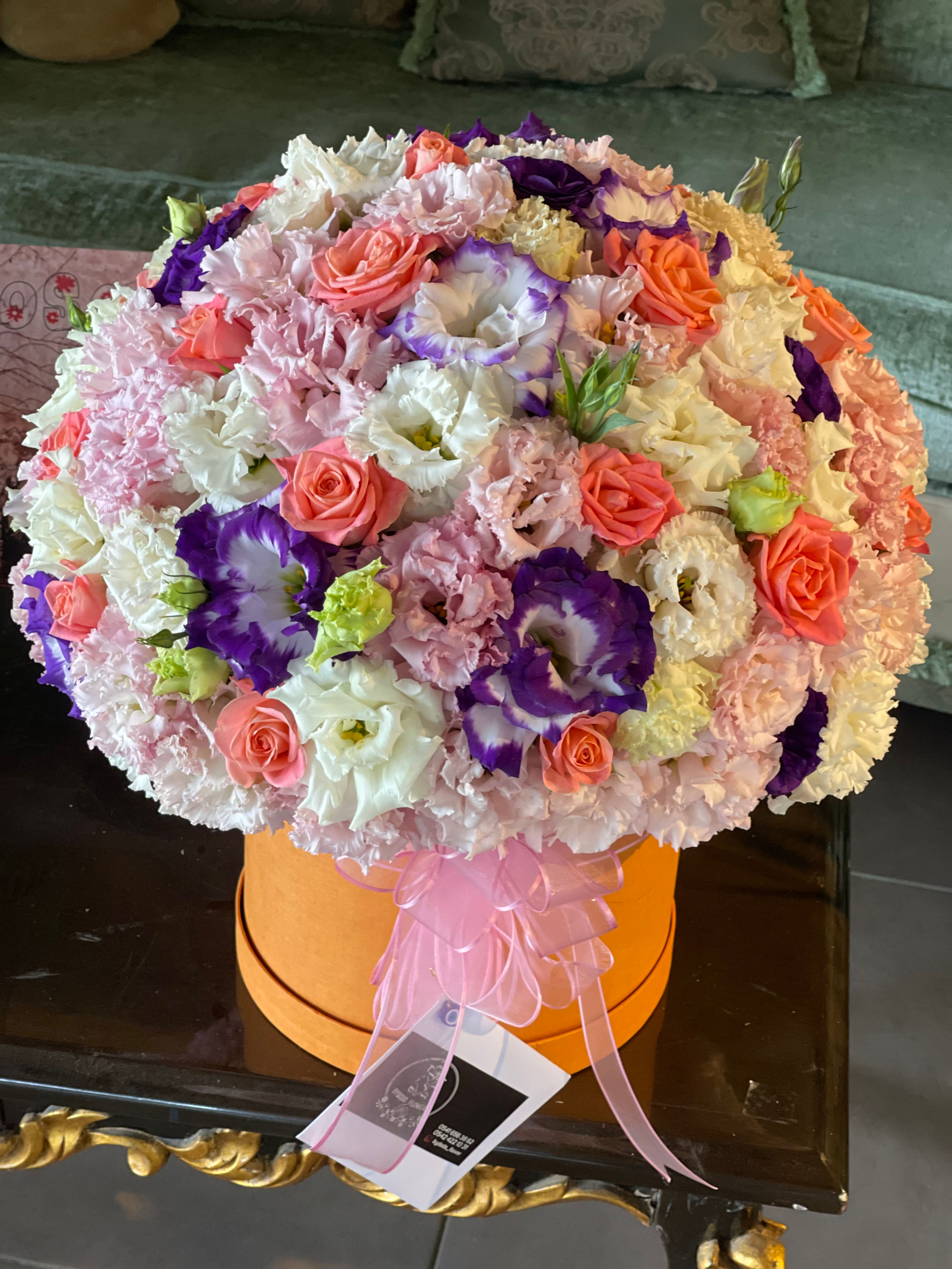 Фиолетовый лизиантус и разноцветные розы в коробке