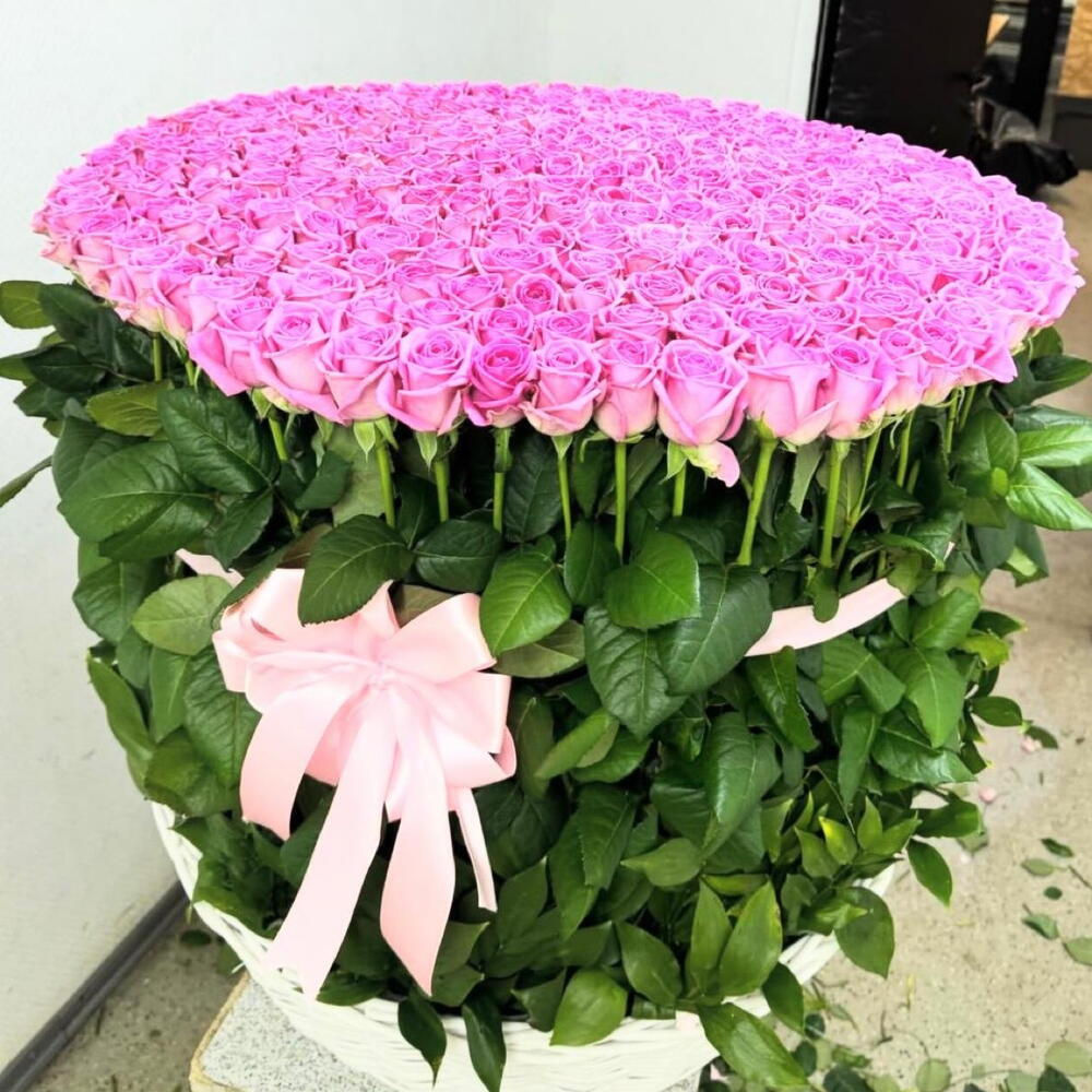 501 розовая роза в корзине