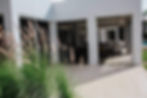 Moderna casa con porte a vetri e zanzariere premium.