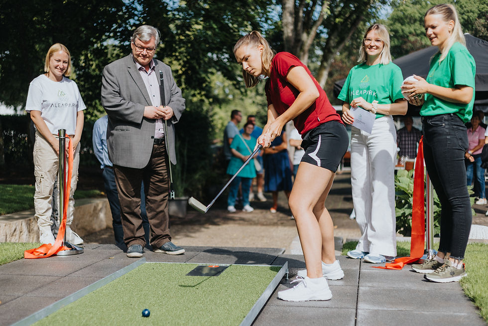 Eine Sportlerin, die Minigolf spielt