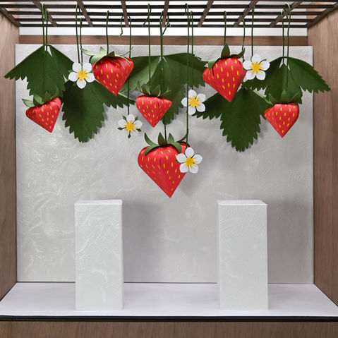 Mockup vetrina con fragole in carta