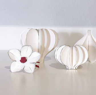 Oggetti in carta di varie forme per decorazione negozio