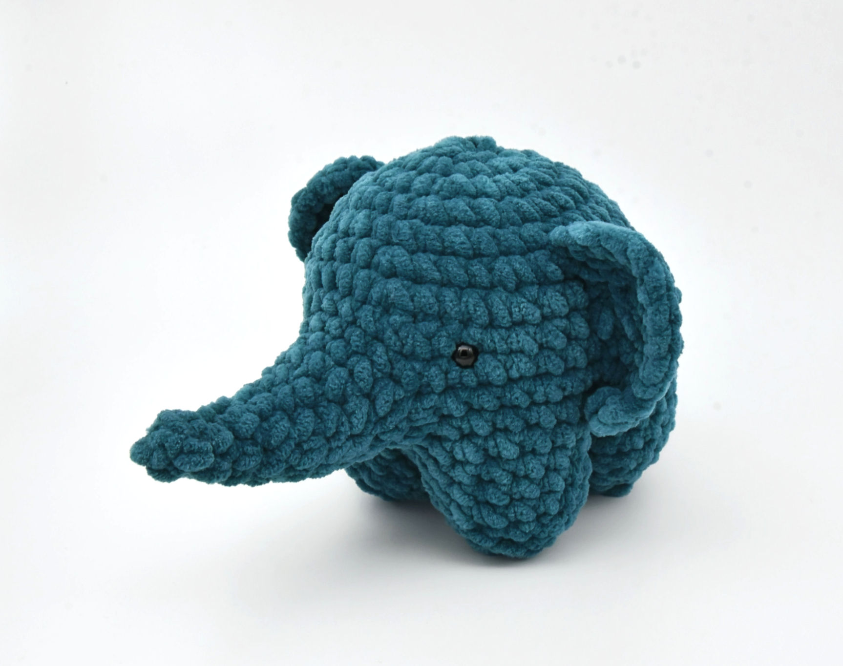 בובה סרוגה של פיל בצבע כחול כהה