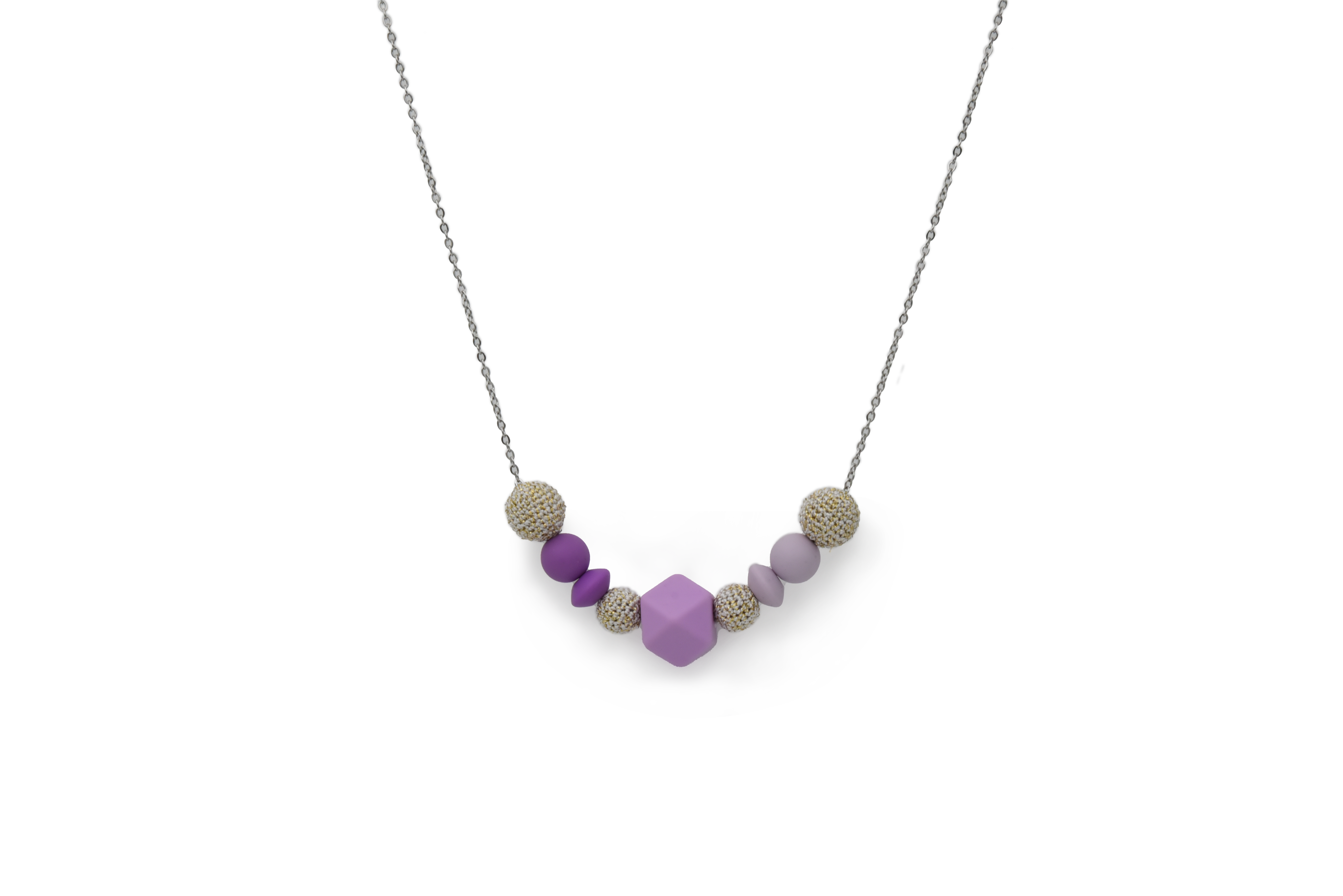 שרשת עם תישעה חרוזים: במרכז חרוז פאון גדול בצבע ורוד-לילך, משני צידיו חרוזים לפי הסדר הבא: עגולים סרוגים בצבע לבן-זהב, פחוסים בצבע סגול (צד בהיר וצד כהה), עגולים בצבע סגול (צד בהיר וצד כהה) ועגולים סרוגים בצבע לבן-זהב