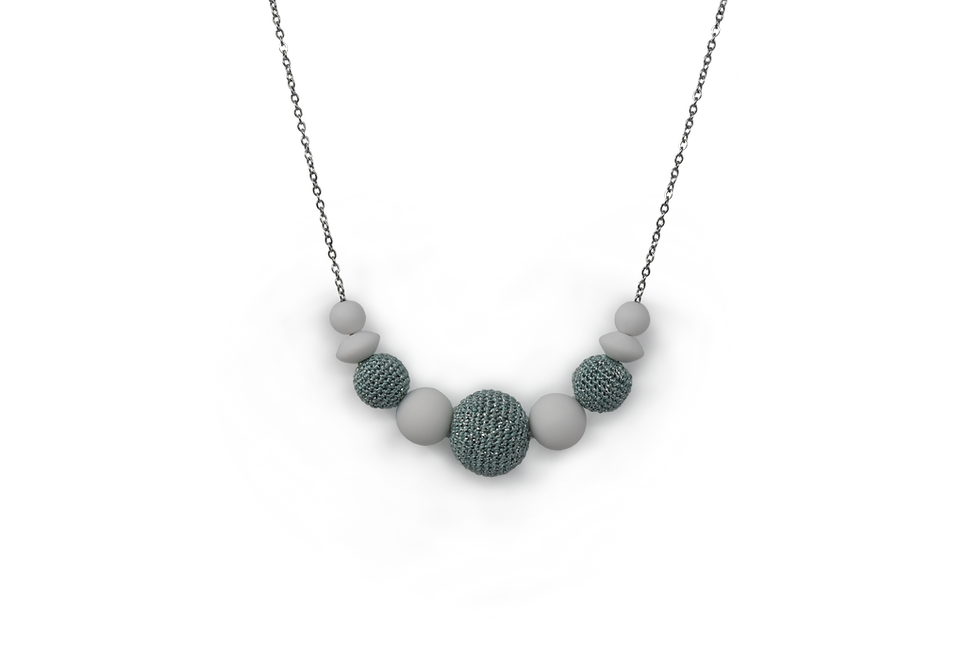 שרשת עם תישעה חרוזים: במרכז חרוז עגול גדול בצבע טורכיז, משני צידיו חרוזים לפי הסדר הבא: עגולים בצבע לבן, עגולים סרוגים בצבע טורכיז, פחוסים בצבע לבן, ועגולים קטנים בצבע לבן