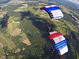 Deux parachutistes en descente sur l'aérodrome de Besançon - La Vèze