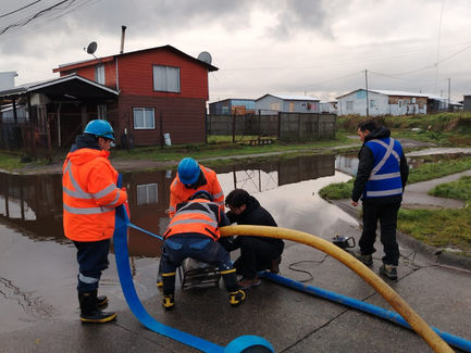 Equipo municipal trabajó con motobombas tras acumulación de agua en Alerce Norte