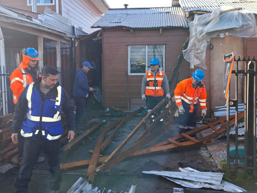 Municipio despliega ayuda tras fuertes vientos que afectaron viviendas en Alerce