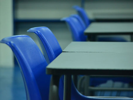 Le scuole italiane non riaprono anche perché in poche famiglie lavorano entrambi i genitori