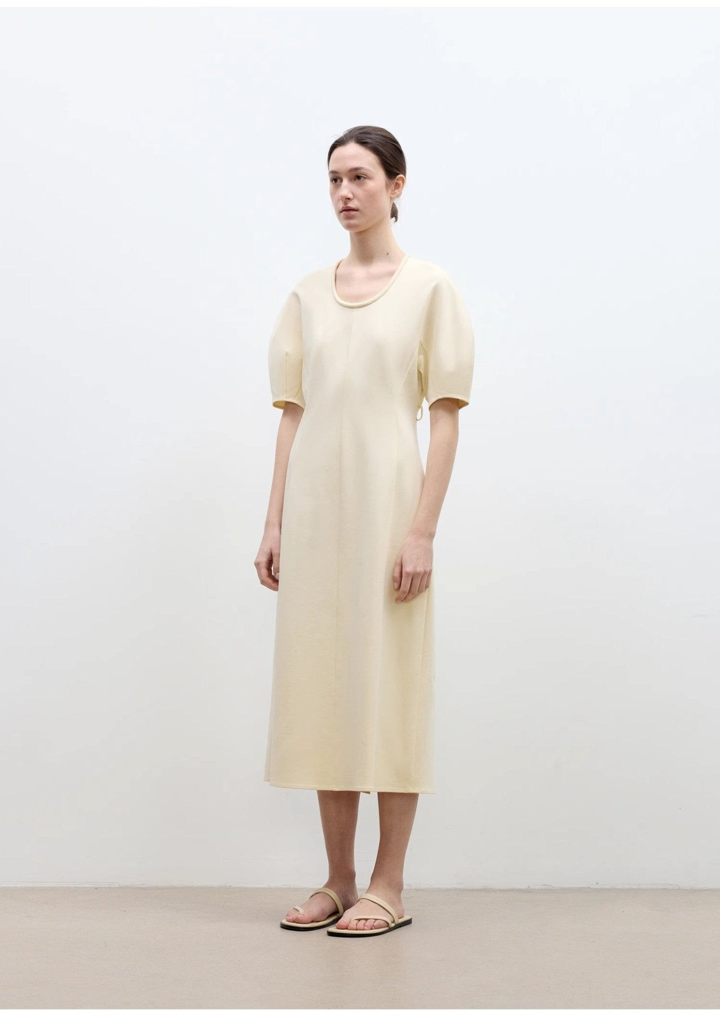 Baumwoll-Strickkleid mit U-Ausschnitt, Taillenschlitz und geschwungener Form
