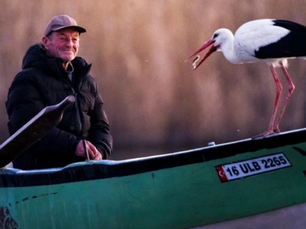 El hombre y la cigüeña, una amistad improbable que cautivó a una nación