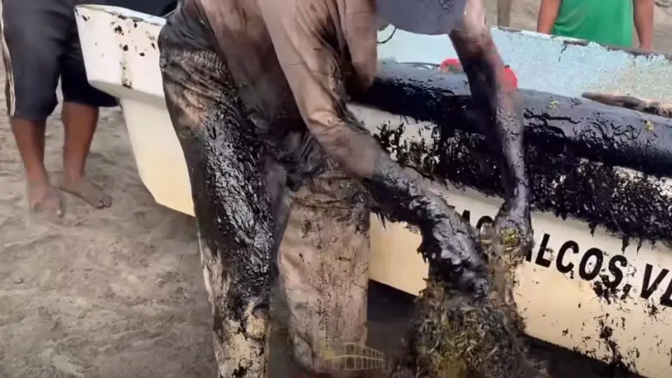 Derrame de hidrocarburo contamina playas de Pajapan y Coatzacoalcos, en Veracruz