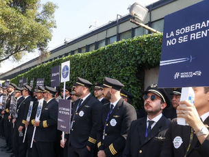 Pilotos se manifiestan en la SICT; rechazan contratación de extranjeros