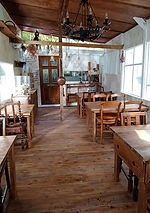 お食事は併設するドッグカフェで