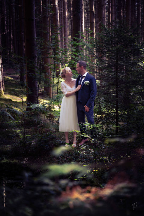 Braut und Bräutigam im Wald MAG Fotografie