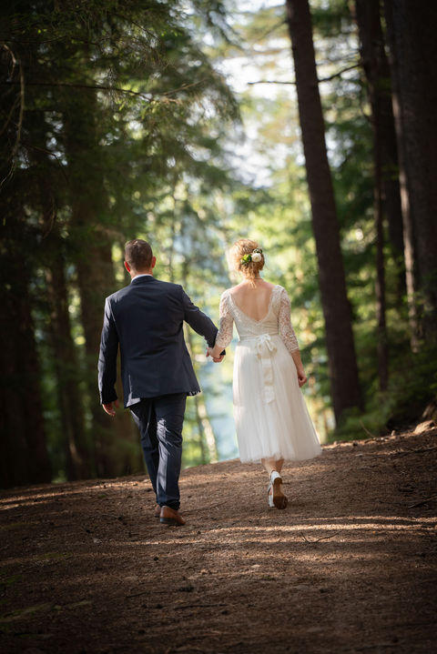 Brautpaar Hand in Hand auf Waldweg MAG Fotografie