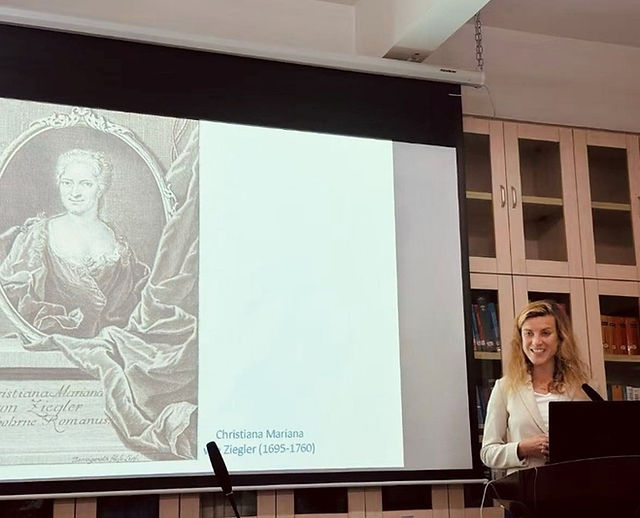Vortrag von Astrid Dröse, die vor einer Leinwand mit Powerpoint steht