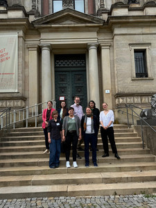 Gruppenbild vor der Bibliothek