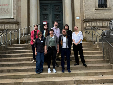 Gruppenbild vor der Bibliotheca Augusta