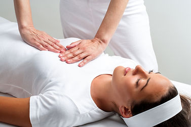 Thérapie traitement énergétique Reiki Tibetain relaxation cliente femelle
