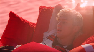 Troye Sivan estrena video para Lucky Strike, su nuevo single