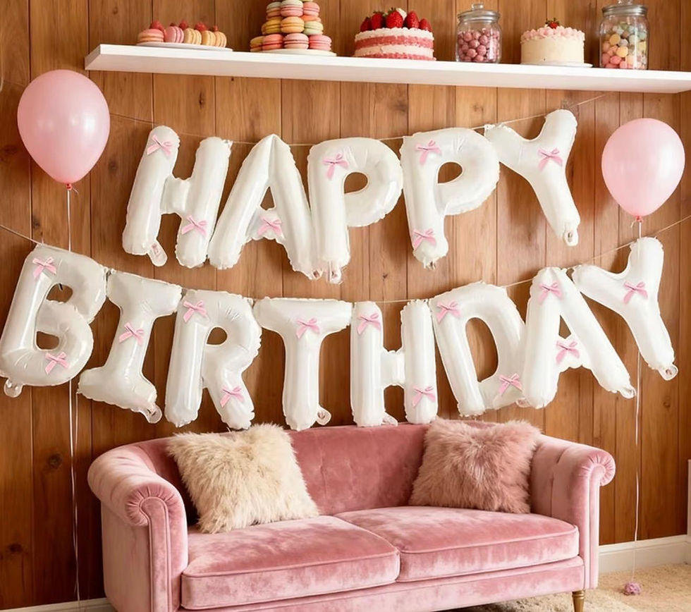 letrero de feliz cumpleanos en color blanco, rosa y plata 
Happy Birthday sign in white, pink, and silver