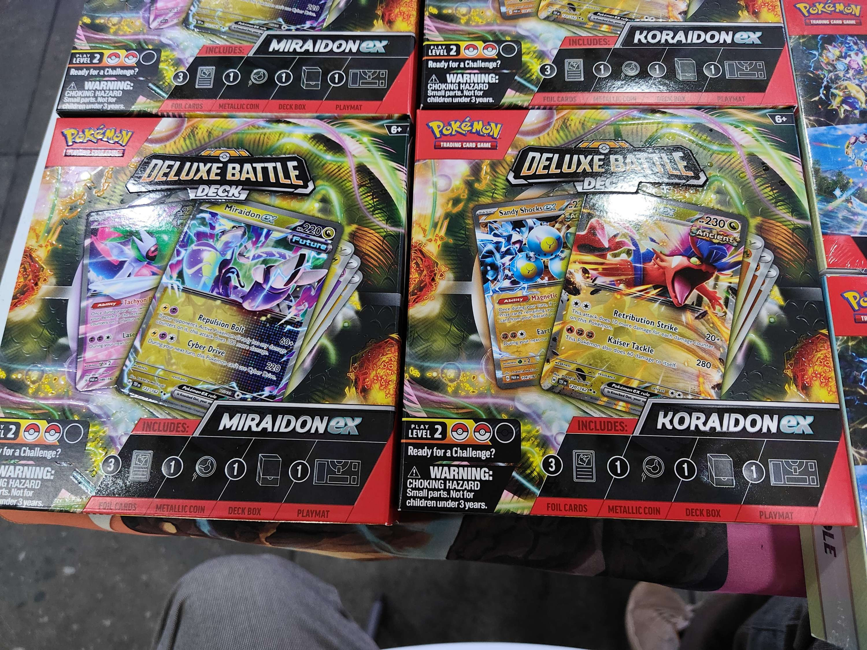 Display (3 y 3) Pokemon TCG:
Miraidon/Koraidon EX Deluxe Battle deck