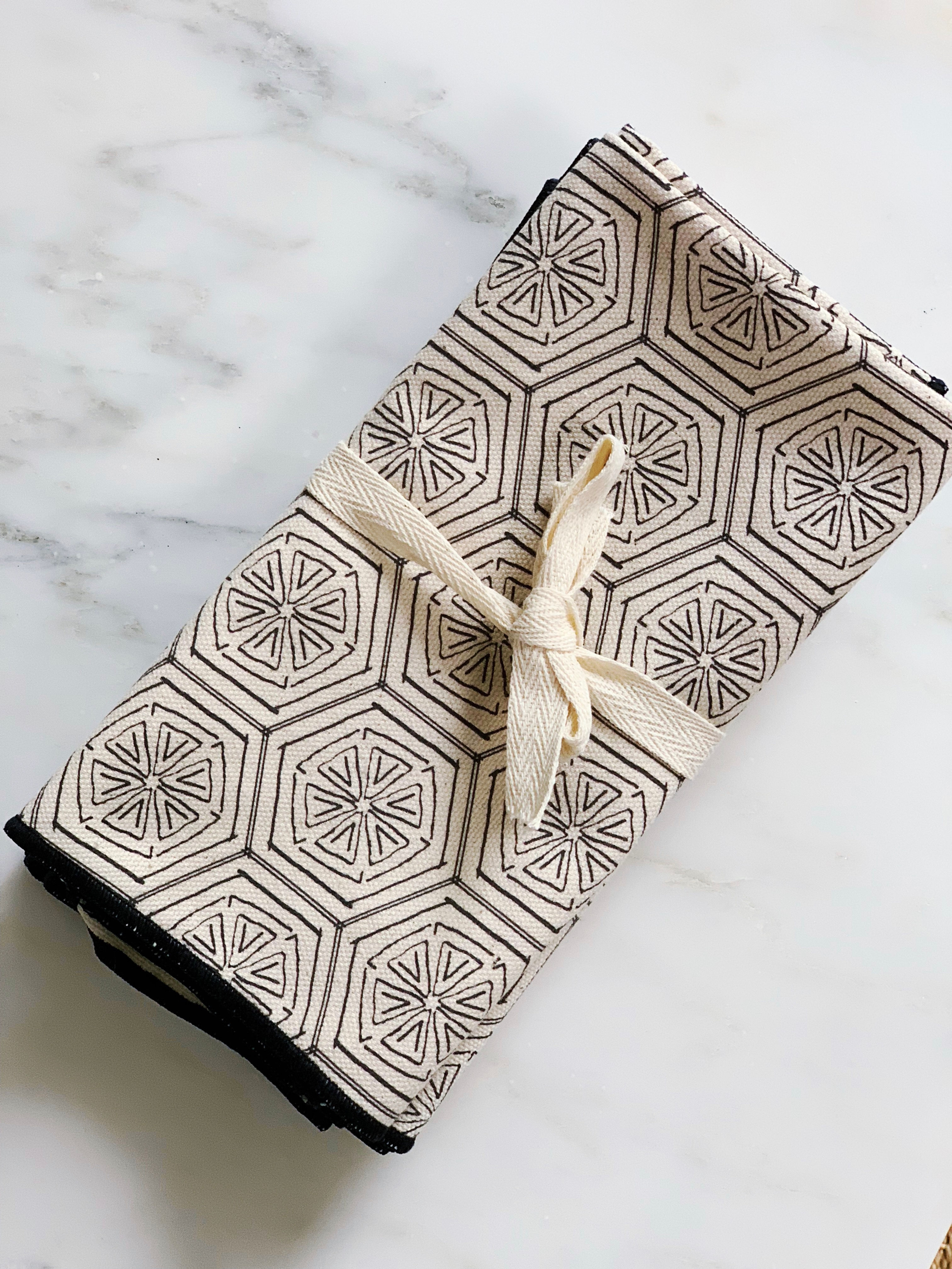 Napkin Set of Squeeze in Black on Natural