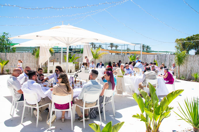 Terraza para bodas en la playa en Restaurante Kinita, San Javier, Murcia. Lugares para celebración de bodas Murcia.