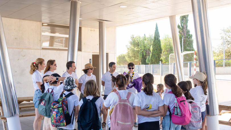 Zona de picnic con mesas de instalaciones para organizar campus en Murcia. Albergue Las Salinas en San Pedro del Pinatar. Alquiler de instalaciones para campamentos de verano.