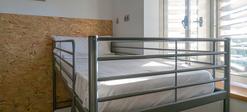 Habitación compartida femenina del Albergue Las Salinas en San Pedro del Pinatar, Murcia.