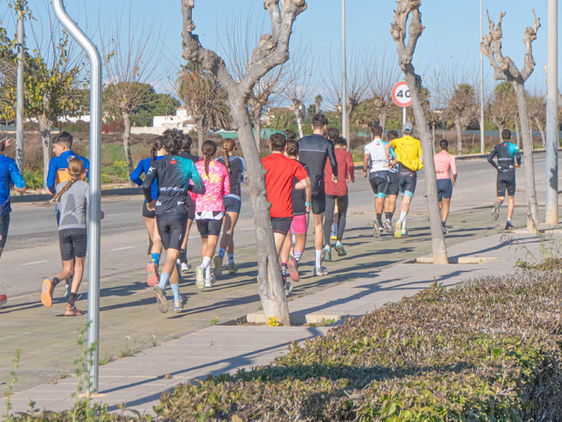 Equipo deportivo en albergue para campamentos en Murcia. Albergue Las Salinas, con alquiler de espacios para campamentos en San Pedro del Pinatar.