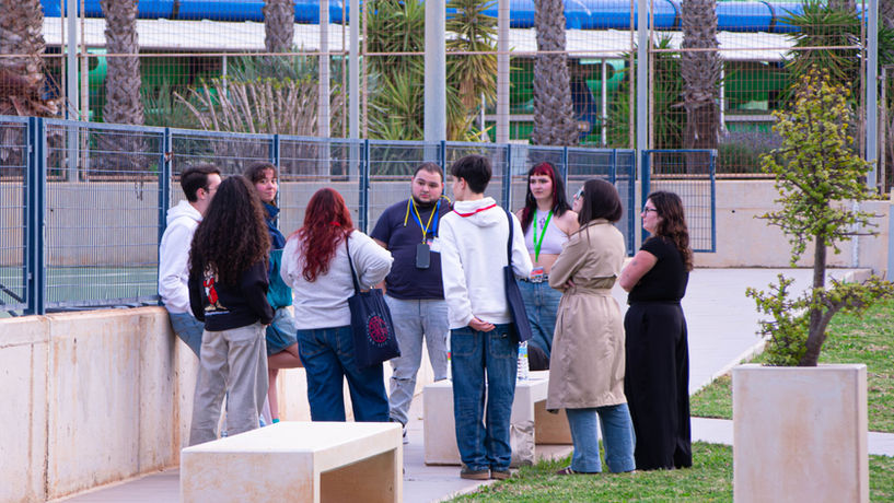 Amplios espacios abiertos y zonas de jardín para grupos en alojamiento Albergue Juvenil Las Salinas en San Pedro del Pinatar. Albergue en Murcia.
