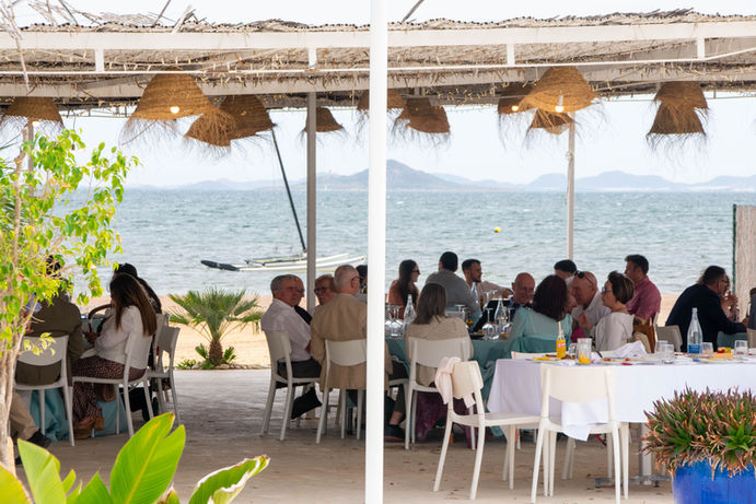 Terraza para bodas en la playa en Restaurante Kinita, San Javier, Murcia. Sitios para bodas Murcia.