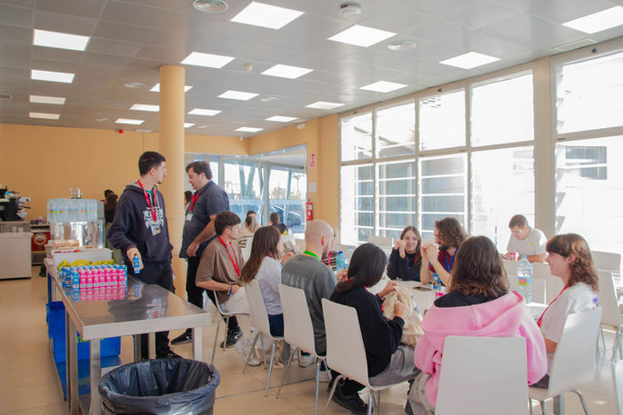 Comedor-restaurante de instalaciones para organizar campus en Murcia. Albergue Las Salinas en San Pedro del Pinatar. Alquiler de instalaciones para campamentos de verano.
