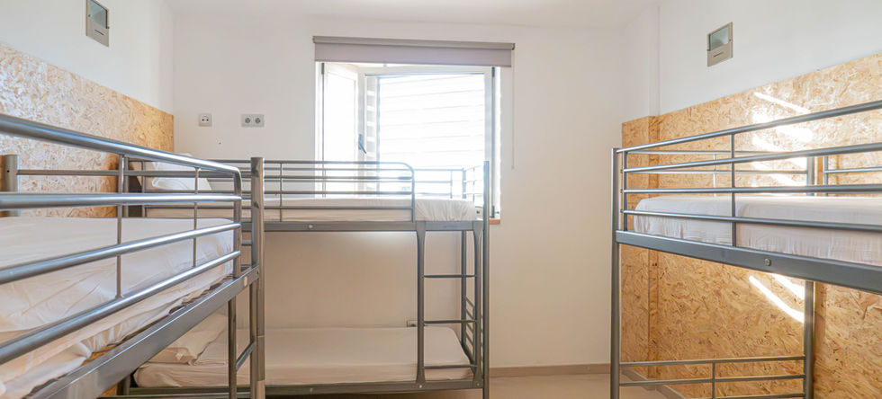 Habitación compartida femenina del Albergue Las Salinas en San Pedro del Pinatar, Murcia.