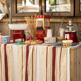 Mesa con diferentes vasos y jarras con vermut