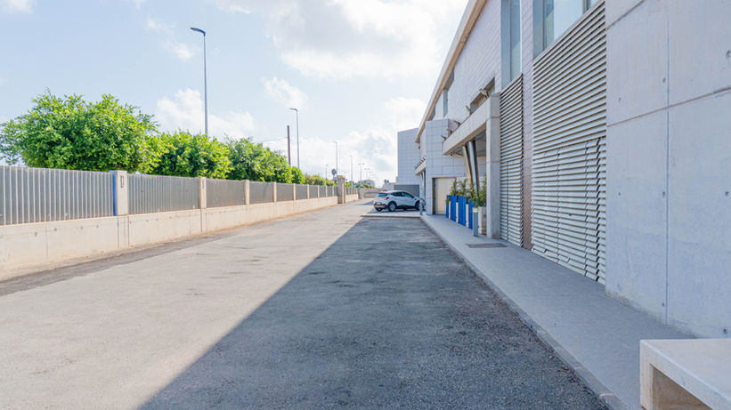 Parking exterior para coches del alojamiento Albergue Las Salinas en San Pedro del Pinatar.