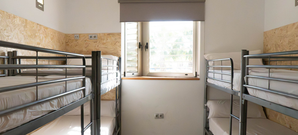 Habitación compartida femenina del Albergue Las Salinas en San Pedro del Pinatar, Murcia.
