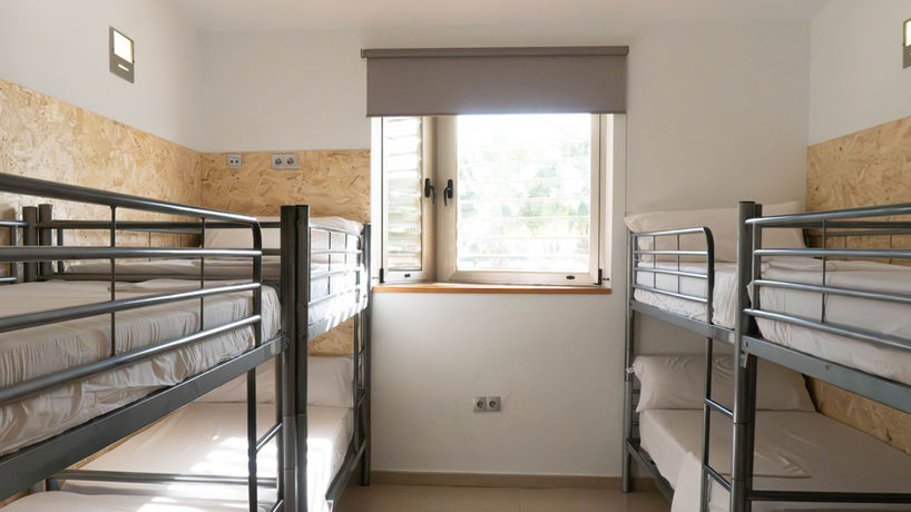 Habitación compartida con literas de Albergue Las Salinas, en San Pedro del Pinatar, Murcia.