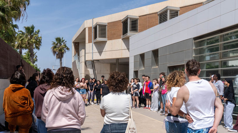 Amplios espacios abiertos y zonas de jardín para grupos en alojamiento Albergue Juvenil Las Salinas en San Pedro del Pinatar. Albergue en Murcia.