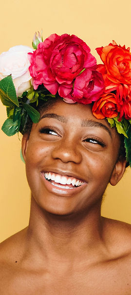 Femme avec une couronne de fleurs